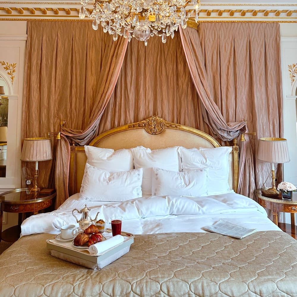 Hotel Plaza Athenee — 