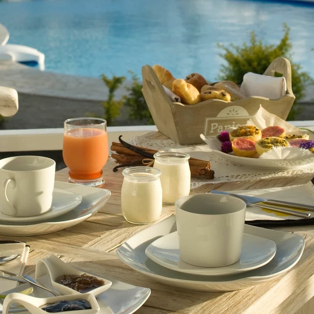 Opoa Beach Hotel, Raiatea — 