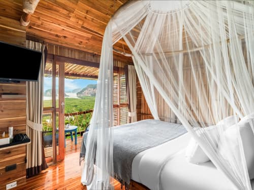 Wood House Seaview with Bathtub