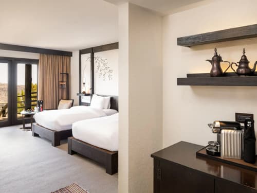 2 Twin Beds with Jabal Horizon View