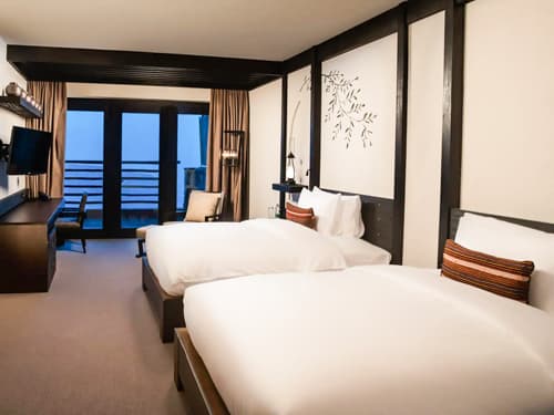 2 Twin Beds with Horizon View