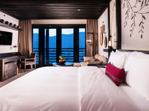 1 King Bed with Mountain View