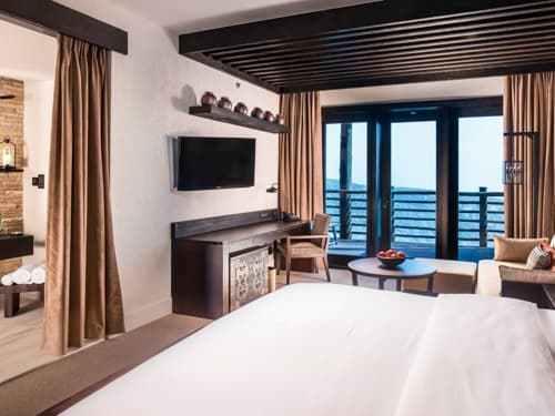 1 King Bed with Jabal Horizon View