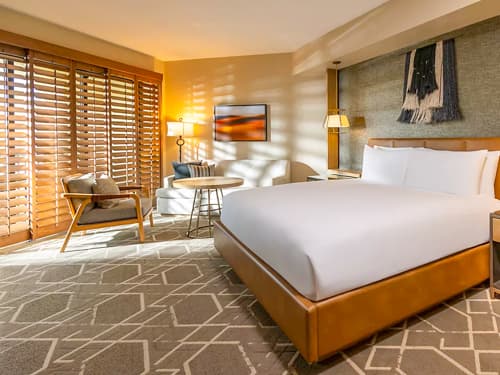 Signature 1 King – Sunset Beach Wing