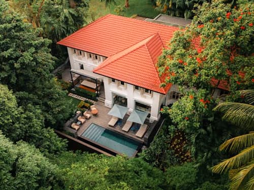 Colonial Manor