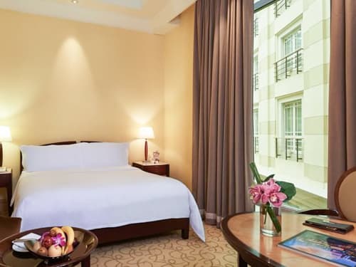 Straits Club Courtyard Room