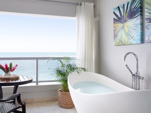 Windsor Beachfront Club Room with Balcony Tranquility Soaking Tub