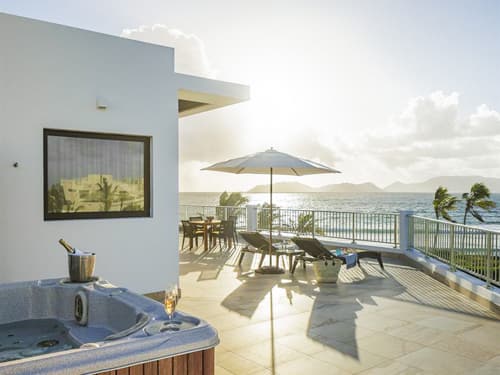Oceanfront Deluxe Suite with Hot Tub