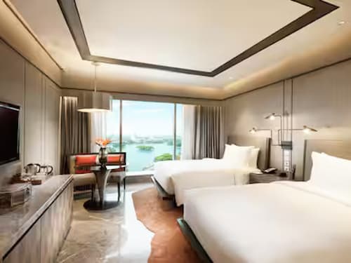 Premium Queen Highfloor Lakeview with Bathtub