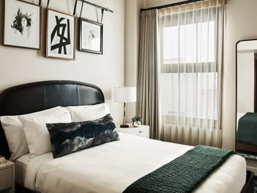 1 Queen Bed